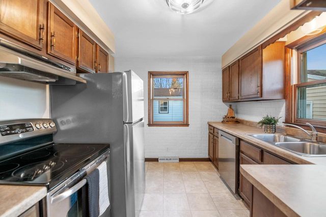 1045 GROGNET STREET, Green Bay, WI 54302