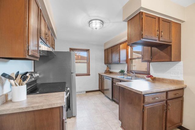 1045 GROGNET STREET, Green Bay, WI 54302