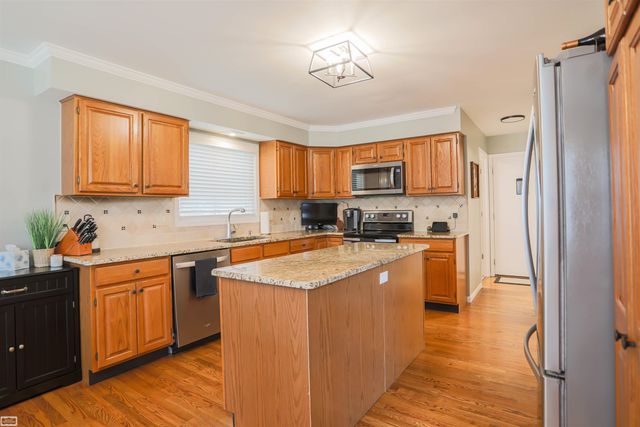 6740 Redford Circle, Troy, MI 48085