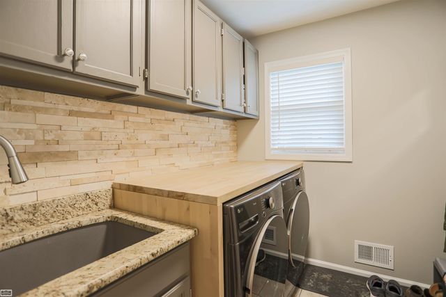6740 Redford Circle, Troy, MI 48085