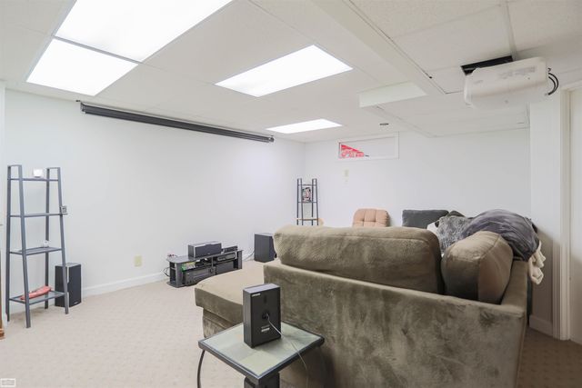 6740 Redford Circle, Troy, MI 48085