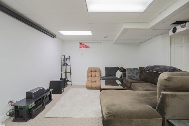6740 Redford Circle, Troy, MI 48085