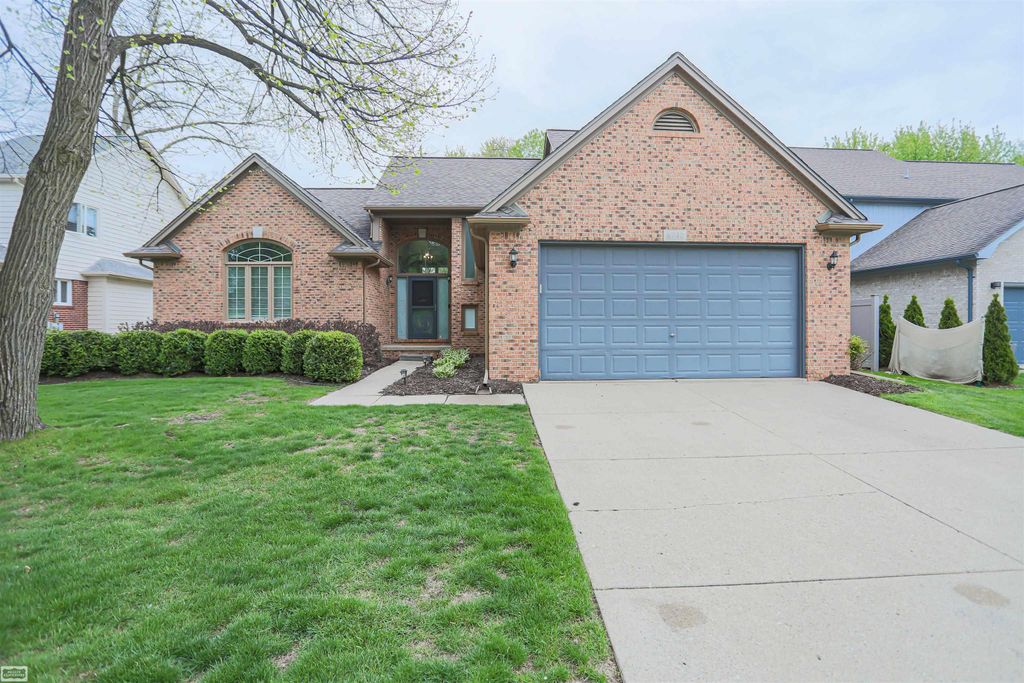 6740 Redford Circle, Troy, MI 48085