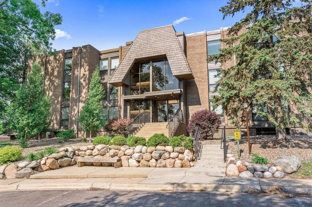 6075 Lincoln Drive 302, Edina, MN 55436