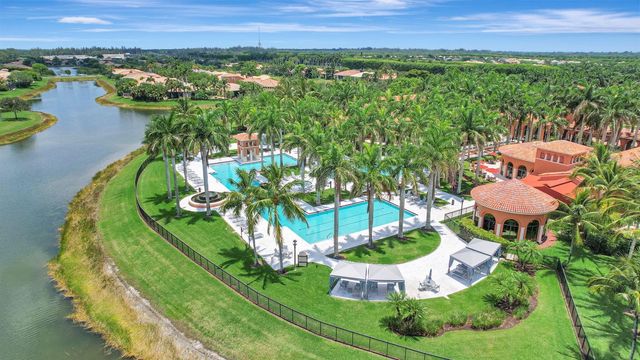8553 E Via Grande E, Wellington, FL 33411
