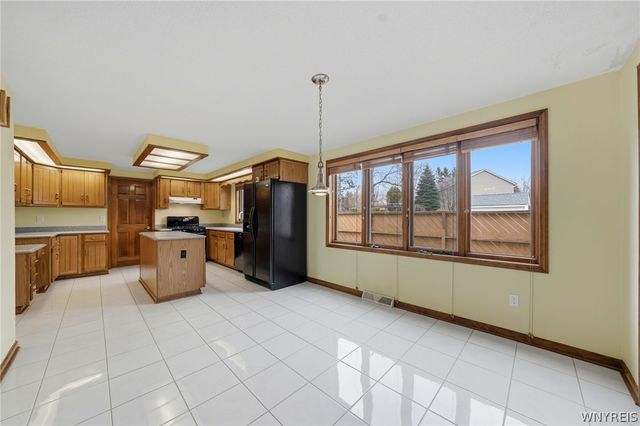 39 Greenbriar Drive, Lancaster, NY 14086