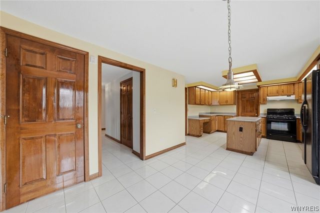 39 Greenbriar Drive, Lancaster, NY 14086