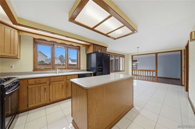 39 Greenbriar Drive, Lancaster, NY 14086