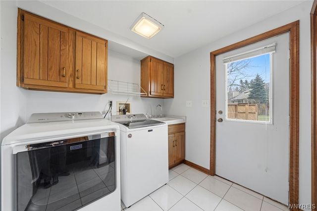 39 Greenbriar Drive, Lancaster, NY 14086