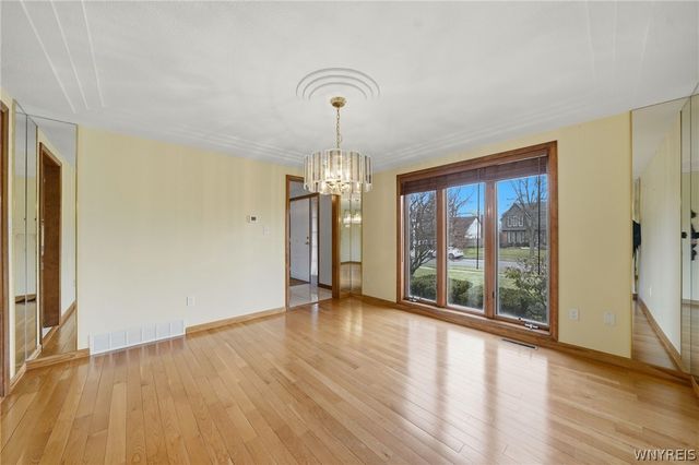 39 Greenbriar Drive, Lancaster, NY 14086