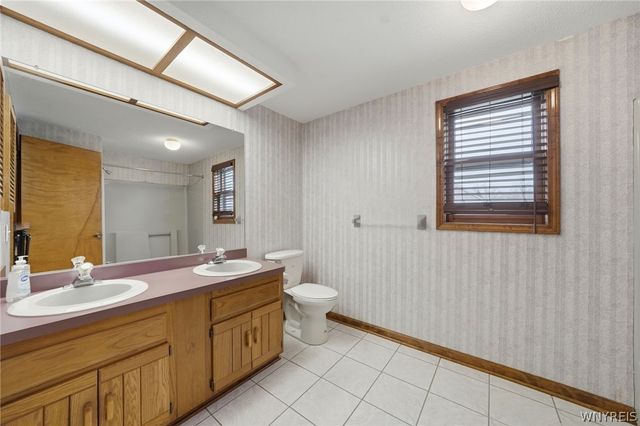 39 Greenbriar Drive, Lancaster, NY 14086