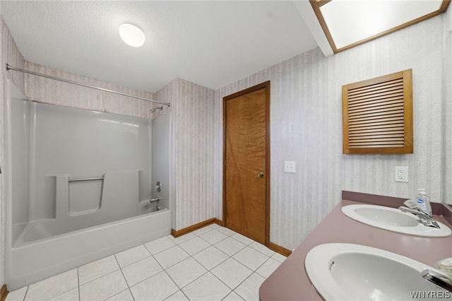 39 Greenbriar Drive, Lancaster, NY 14086