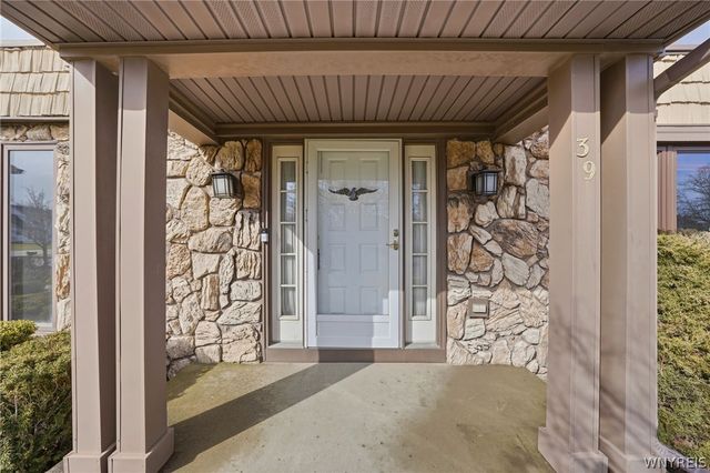 39 Greenbriar Drive, Lancaster, NY 14086