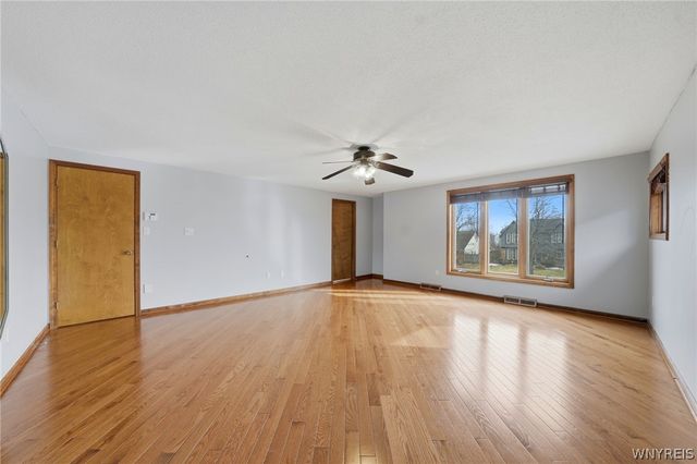 39 Greenbriar Drive, Lancaster, NY 14086