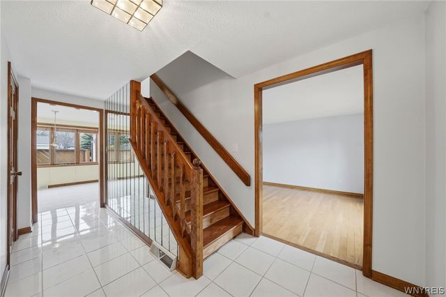 39 Greenbriar Drive, Lancaster, NY 14086