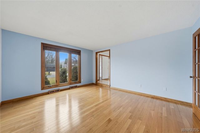 39 Greenbriar Drive, Lancaster, NY 14086