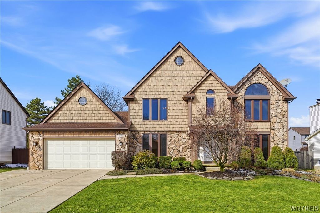 39 Greenbriar Drive, Lancaster, NY 14086