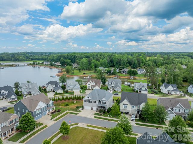 208 Canoe Pole Lane, Mooresville, NC 28117