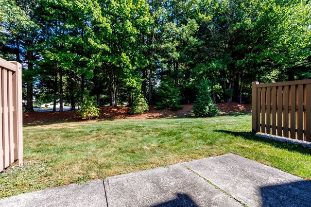 512 Ridgefield Cir C, Clinton, MA 01510