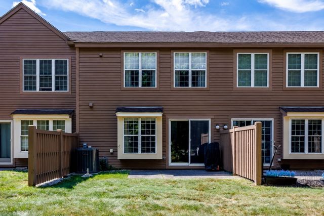 512 Ridgefield Cir C, Clinton, MA 01510