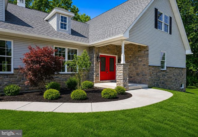 2640 EAGLE LN, Hellertown, PA 18055