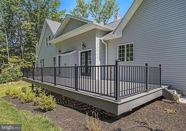 2640 EAGLE LN, Hellertown, PA 18055