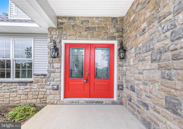 2640 EAGLE LN, Hellertown, PA 18055