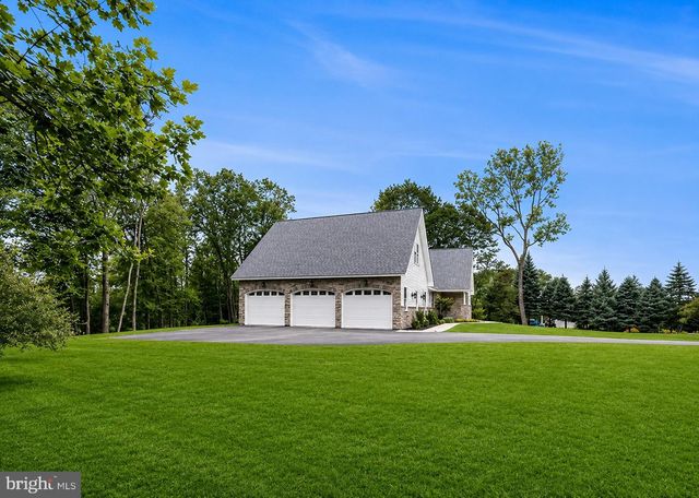 2640 EAGLE LN, Hellertown, PA 18055