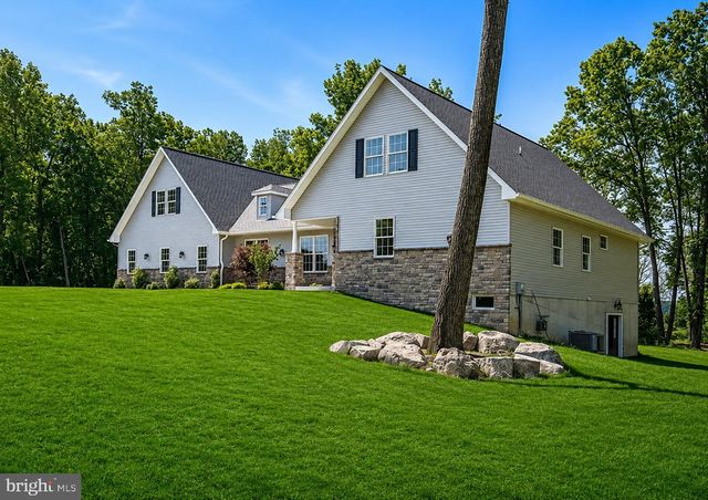 2640 EAGLE LN, Hellertown, PA 18055
