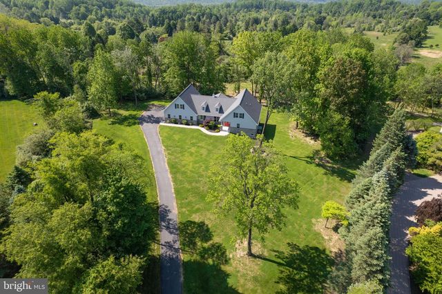 2640 EAGLE LN, Hellertown, PA 18055