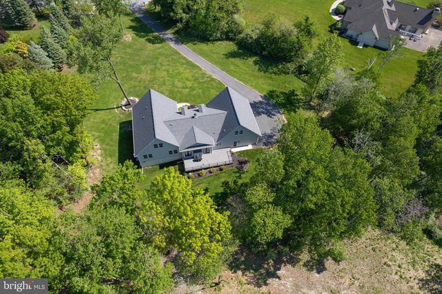 2640 EAGLE LN, Hellertown, PA 18055