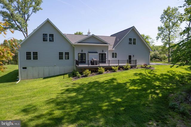 2640 EAGLE LN, Hellertown, PA 18055