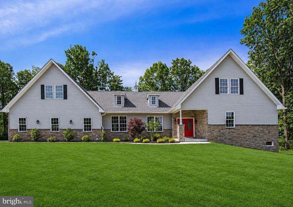 2640 EAGLE LN, Hellertown, PA 18055