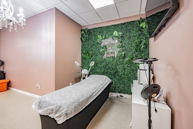 8-16 Chestnut St 16, West Springfield, MA 01089