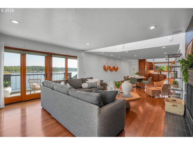 5672 S RIVERPOINT Ln, Portland, OR 97239