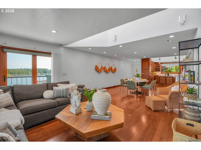 5672 S RIVERPOINT Ln, Portland, OR 97239
