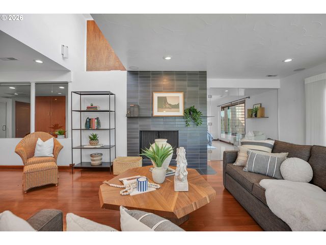 5672 S RIVERPOINT Ln, Portland, OR 97239