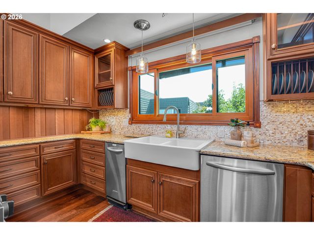 5672 S RIVERPOINT Ln, Portland, OR 97239
