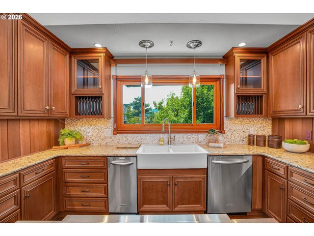 5672 S RIVERPOINT Ln, Portland, OR 97239