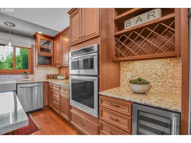 5672 S RIVERPOINT Ln, Portland, OR 97239