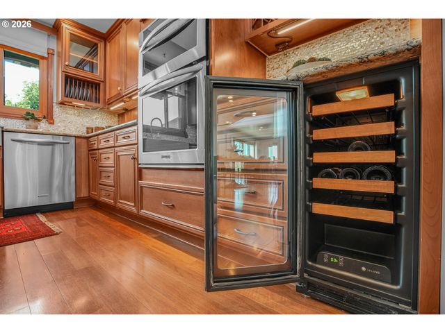 5672 S RIVERPOINT Ln, Portland, OR 97239