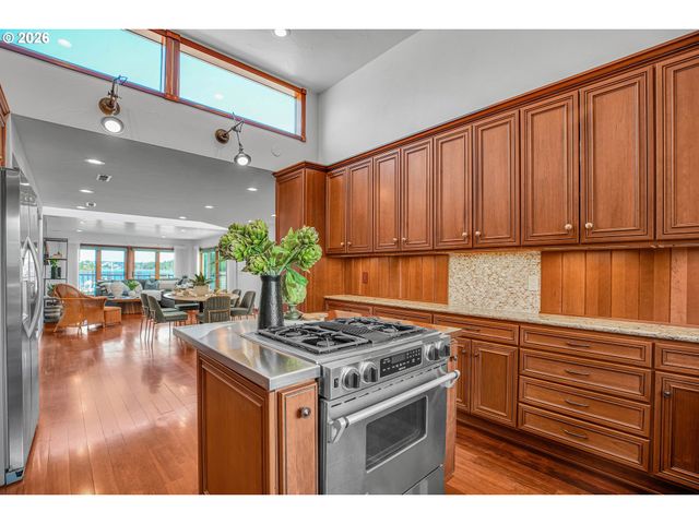 5672 S RIVERPOINT Ln, Portland, OR 97239