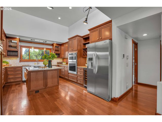 5672 S RIVERPOINT Ln, Portland, OR 97239