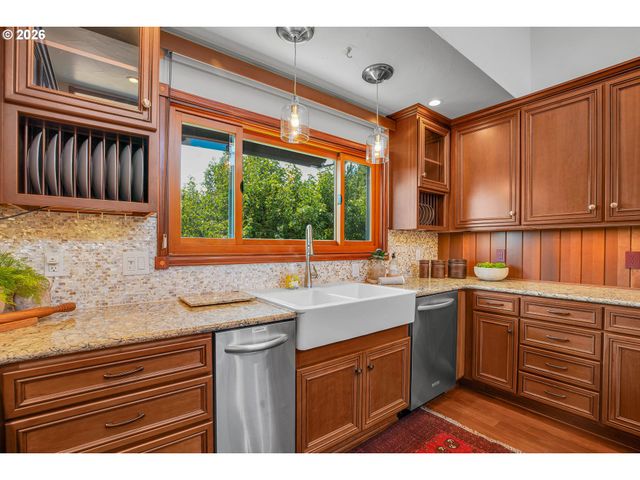 5672 S RIVERPOINT Ln, Portland, OR 97239