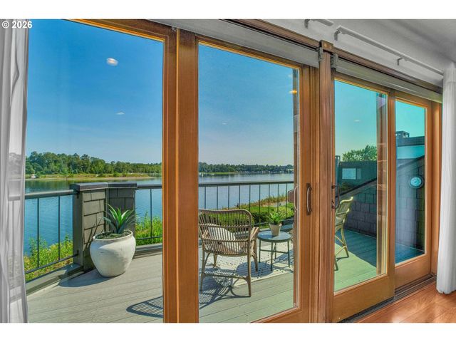 5672 S RIVERPOINT Ln, Portland, OR 97239