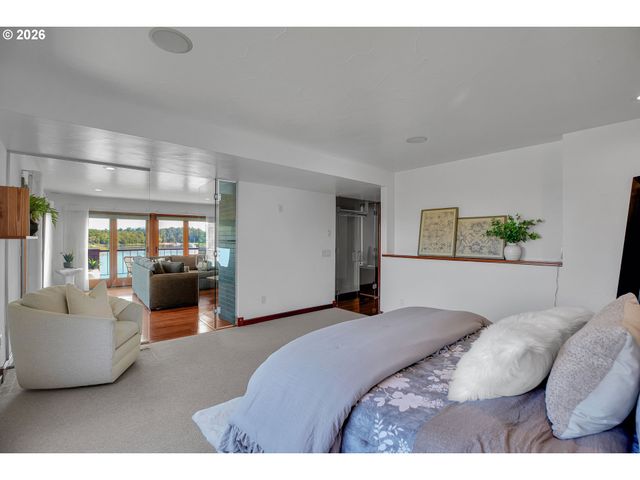 5672 S RIVERPOINT Ln, Portland, OR 97239