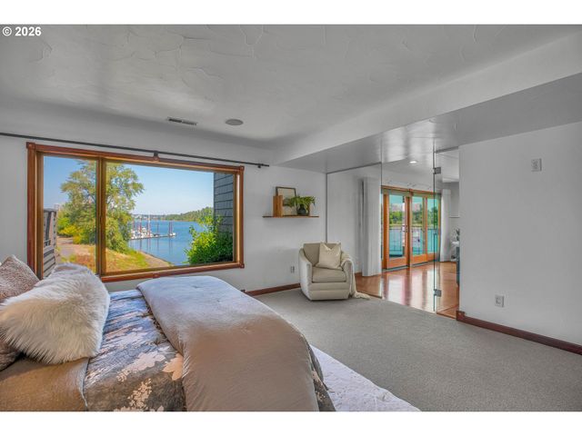 5672 S RIVERPOINT Ln, Portland, OR 97239