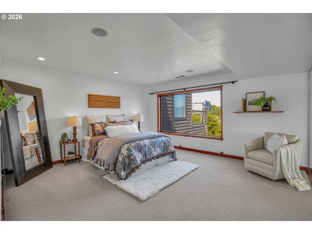 5672 S RIVERPOINT Ln, Portland, OR 97239