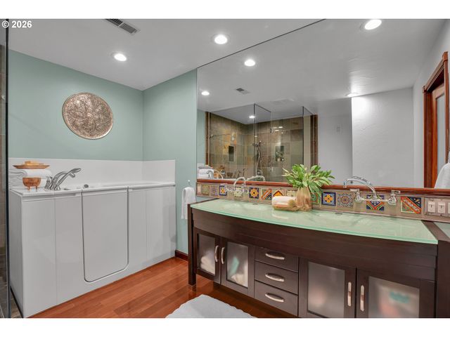 5672 S RIVERPOINT Ln, Portland, OR 97239
