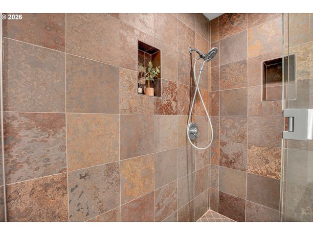 5672 S RIVERPOINT Ln, Portland, OR 97239